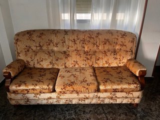 Conjunto sofá y 2 sillones floreados antiguos.