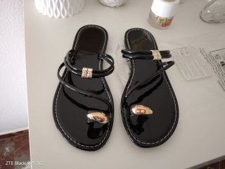 Sandalias negras con detalle dorado