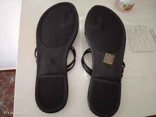 Sandalias negras con detalle dorado