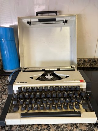 Máquina de escribir Olympia Traveller de Luxe