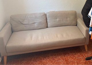 Sofá beige de tela y madera