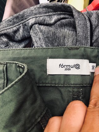 Falda verde militar con tachuelas