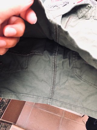 Falda verde militar con tachuelas