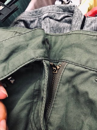 Falda verde militar con tachuelas