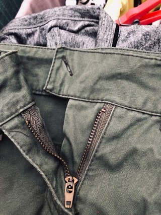 Falda verde militar con tachuelas