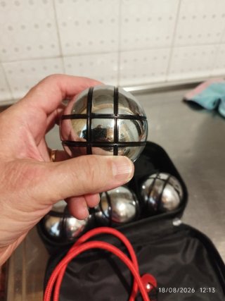 Bolas de petanca casi nuevas 3 veces usadas .