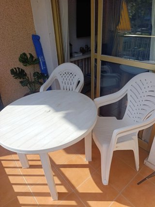 Mesa y 4 sillas de plástico blancas