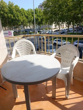 Mesa y 4 sillas de plástico blancas