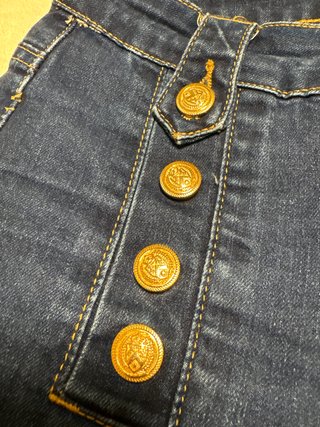 Tejanos acampanados con botones dorados