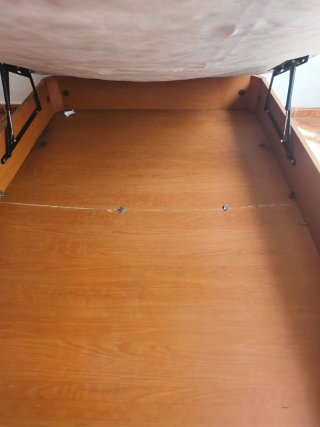 Canapé,colchón y almohada en cama matrimonio.
