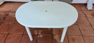 Mesa de jardín ovalada de plástico blanca
