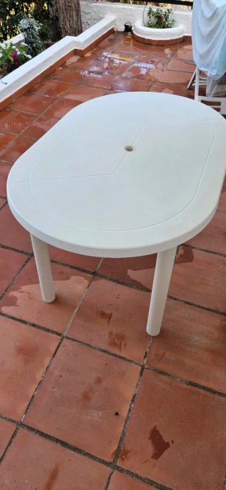 Mesa de jardín ovalada de plástico blanca