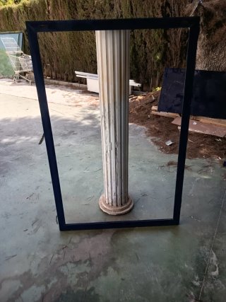 Puerta azul con marco y ventana