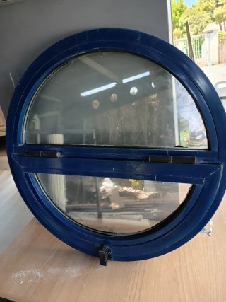 Puerta azul con marco y ventana