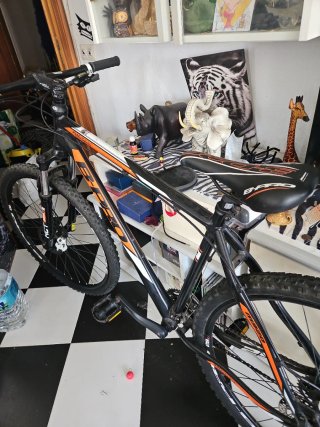 Bicicleta de montaña negra y naranja