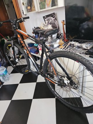 Bicicleta de montaña negra y naranja