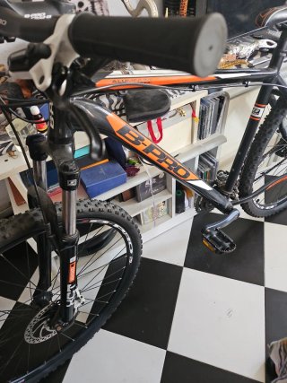 Bicicleta de montaña negra y naranja