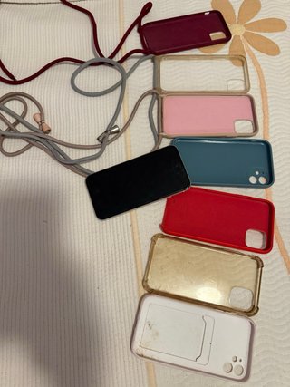 iPhone 11 Blanco + 6 Carcasas + Auriculares