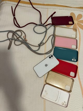 iPhone 11 Blanco + 6 Carcasas + Auriculares