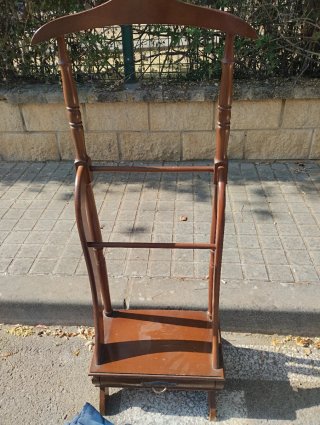 Perchero de madera marrón