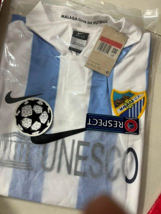 Camiseta de deporte parche puesto en la manga