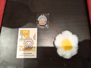 LABUBU Toasty Snow Baby Pin y Peluche