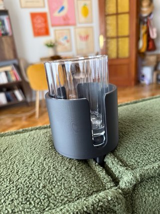 Reposavasos para sofá entre cojines color negro