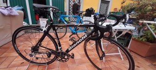 2 Bici da Corsa - Telaio Blu e Nera