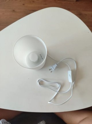 Lámpara de mesa cilíndrica blanca
