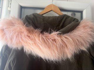 Abrigo verde con pelo rosa Pull&Bear Talla L