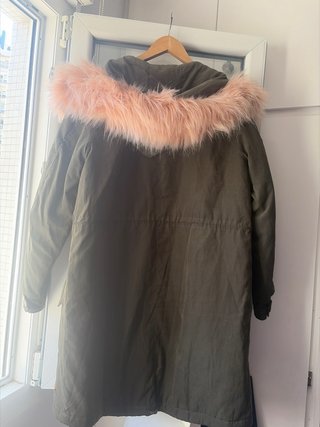Abrigo verde con pelo rosa Pull&Bear Talla L