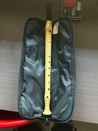 Flauta dulce amarilla con funda