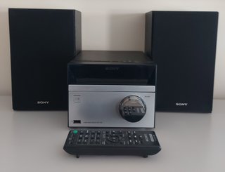 Minicadena Sony con altavoces y mando