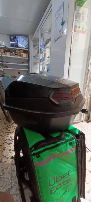 Caja de moto bici negra con interior acolchado