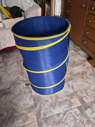 Cesta guarda juguetes azul y amarilla