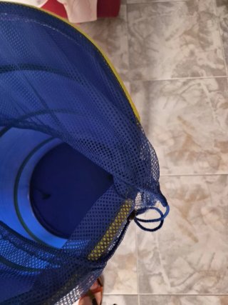 Cesta guarda juguetes azul y amarilla