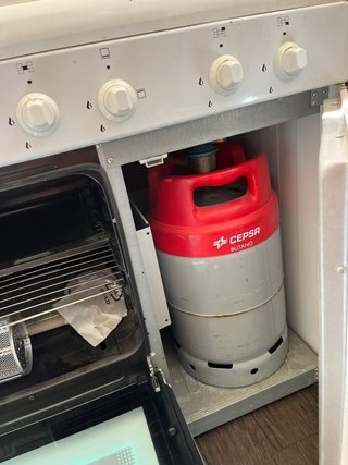 Cocina de gas blanca con horno