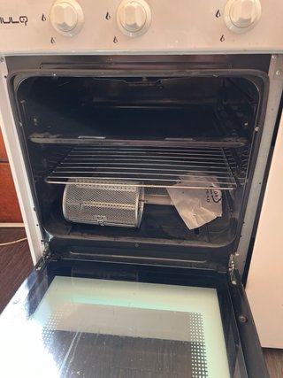 Cocina de gas blanca con horno