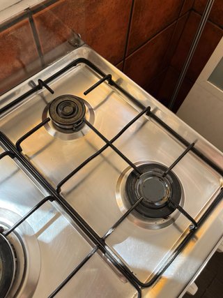 Cocina de gas blanca con horno