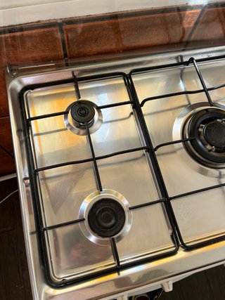 Cocina de gas blanca con horno