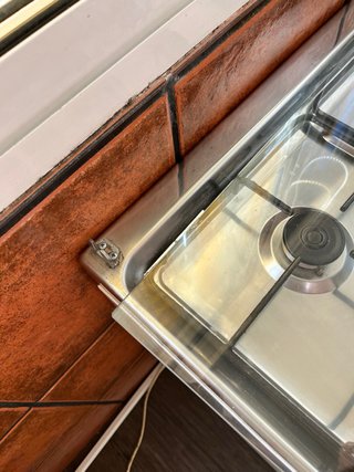 Cocina de gas blanca con horno