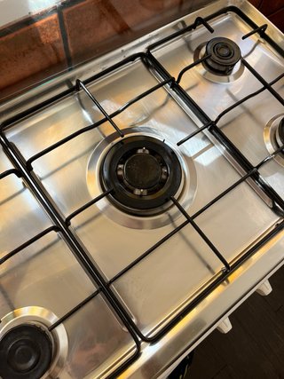 Cocina de gas blanca con horno