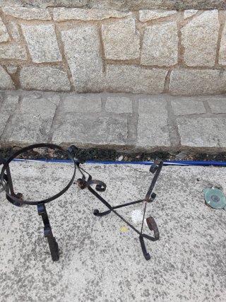 Pies de forja para tiestos