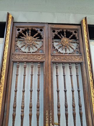 Puertas antiguas de madera con detalles dorados