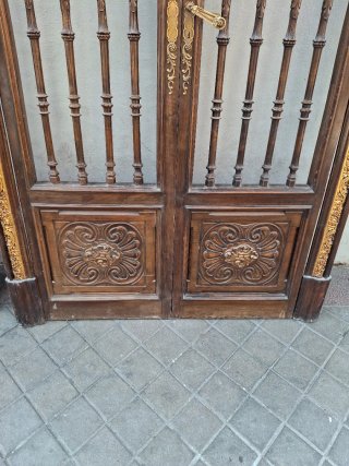 Puertas antiguas de madera con detalles dorados