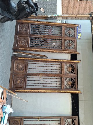 Puertas antiguas de madera con detalles dorados