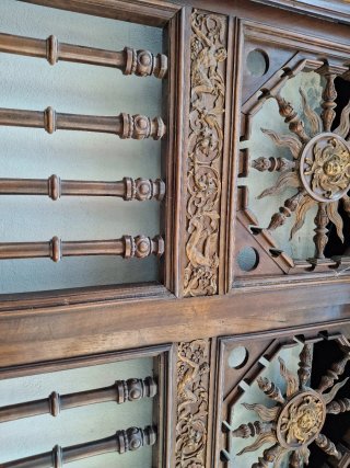 Puertas antiguas de madera con detalles dorados