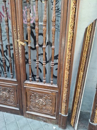 Puertas antiguas de madera con detalles dorados