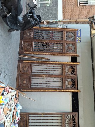 Puertas antiguas de madera con detalles dorados