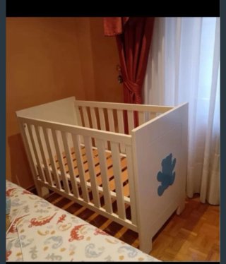 Cuna de madera para bebé ,con colchón y sábanas